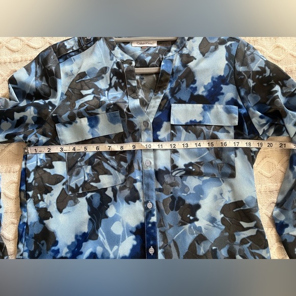 Calvin Klein Blue & Black Abstract Floral Button Down Women’s size medium - Picture 14 of 16